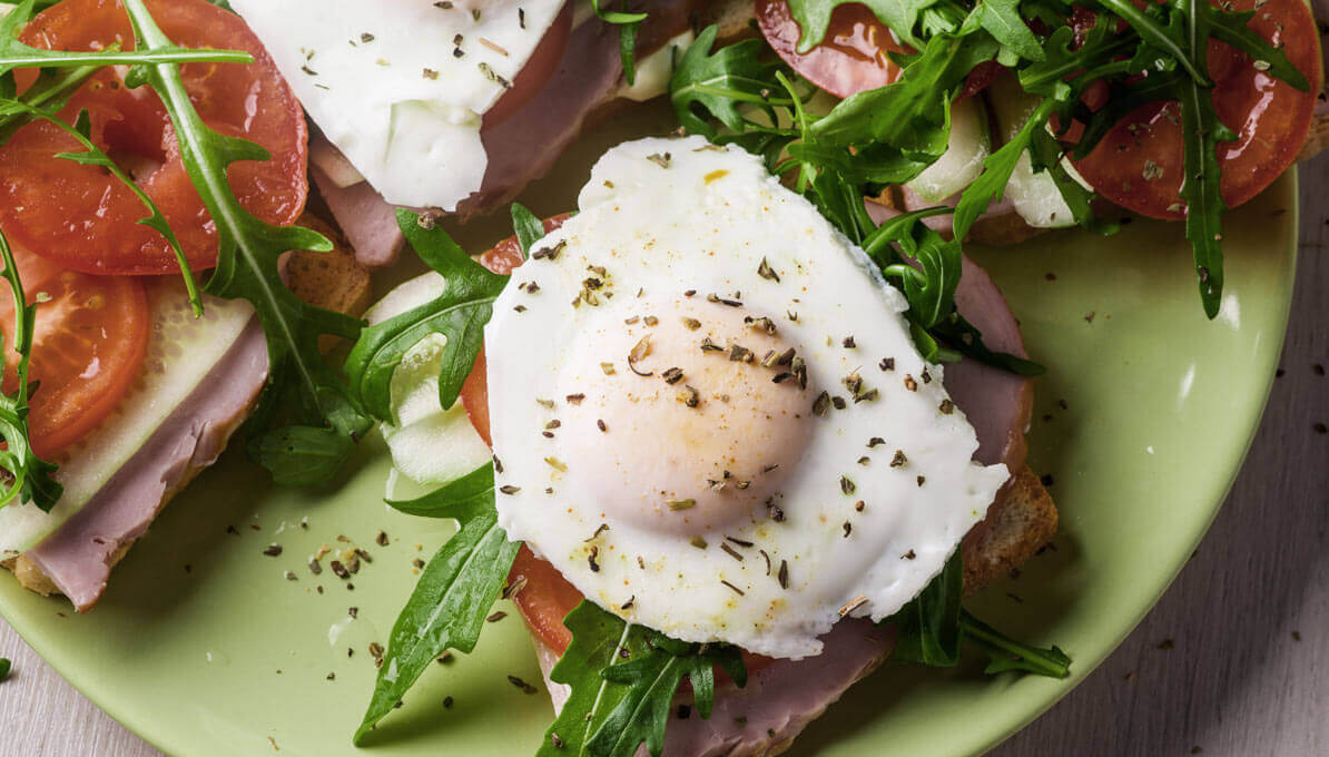 upfit-spiegelei-mit-speck-und-tomate-rezept-1
